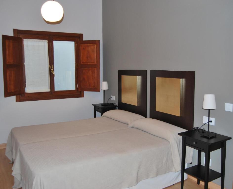 Apartamentos Plaza Mayor يانس الغرفة الصورة