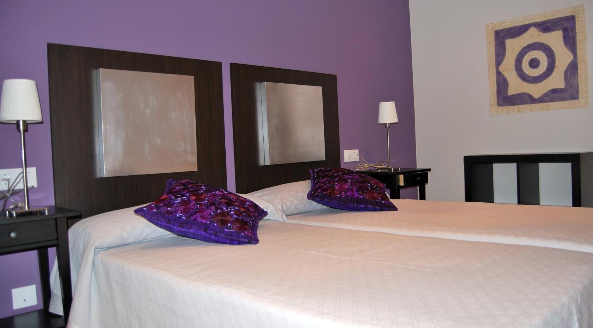 Apartamentos Plaza Mayor يانس المظهر الخارجي الصورة